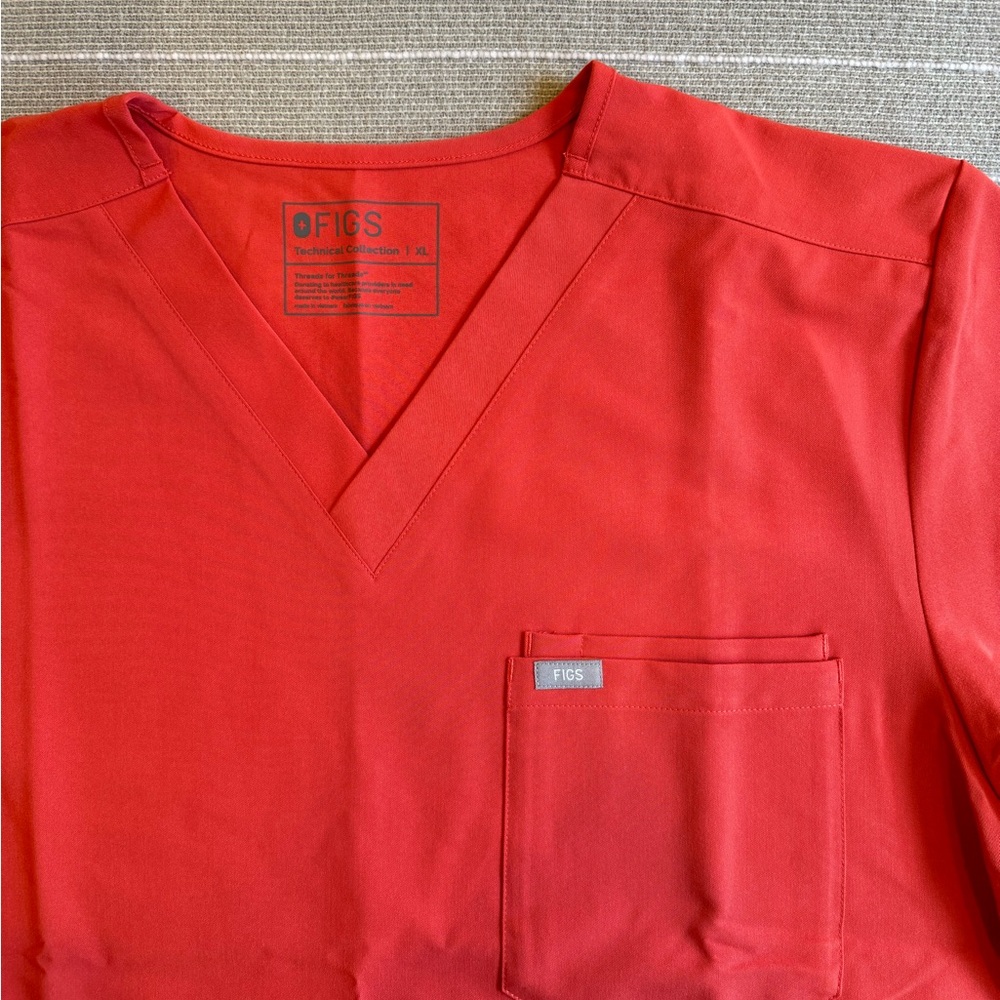 Men’s Figs scrub top